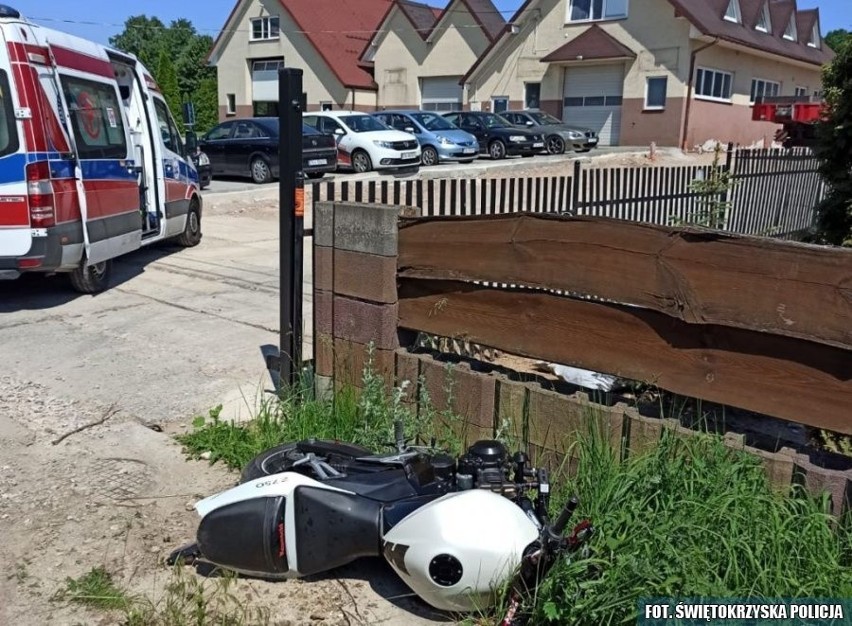 W Szewcach nietrzeźwy motocyklista wjechał w ogrodzenie. Nie miał uprawnień do kierowania