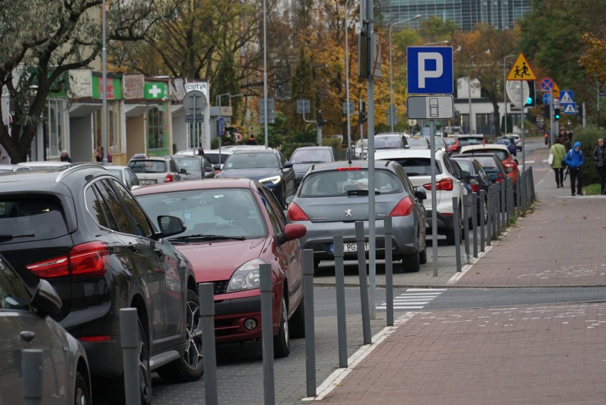 Zainstalowane słupki drogowe w ciągu ul. Marcelińskiej...