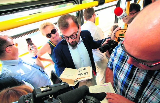 Uwielbiamy czytać w domu, ale robimy to również w środkach transportu publicznego