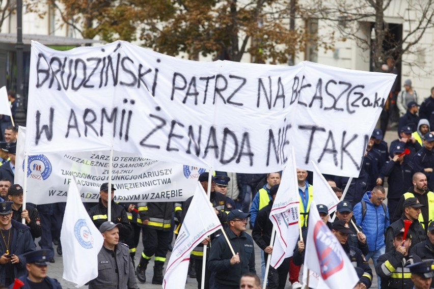 Protest policjantów w Warszawie. Mundurowi domagają się...