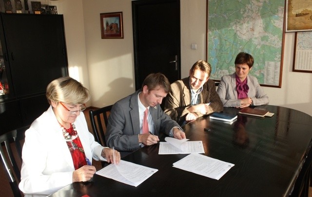 Umowę na nadzór podpisują Krystyna Dragan i burmistrz Witold Ossowski