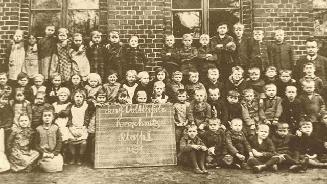 Tak wyglądali uczniowie szkoły w Krośnicy w latach 30. ubiegłego stulecia. Klasy były wtedy znacznie bardziej liczne niż obecnie.