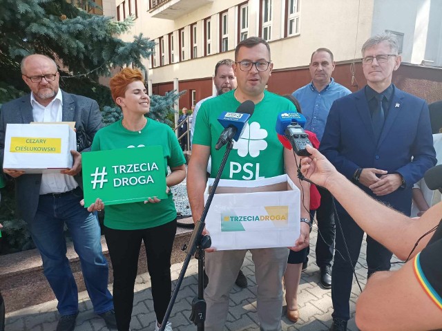 Stefan Krajewski (PSL) poseł kończącej się kadencji Sejmu z listami poparcia kandydatów Trzeciej Drogi (w środku), obok Maciej Żywno, kandydat PL2050 na senatora, którego poparło 5 tys. osób