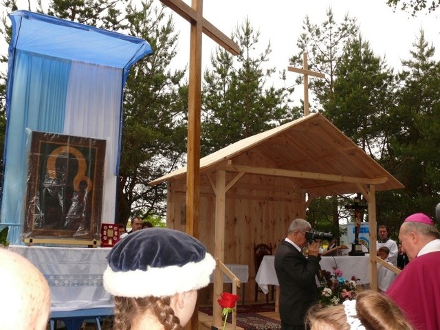Prowizoryczna kaplica stanęła przy nielegalnie postawionym krzyżu. W tym otoczeniu zbudowano tron dla obrazu Matki Bożej Częstochowskiej.