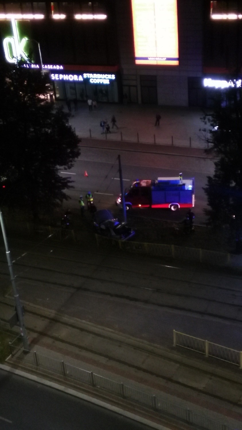 Wypadek w Szczecinie. Nieudany "drift" i zmiażdżony mercedes