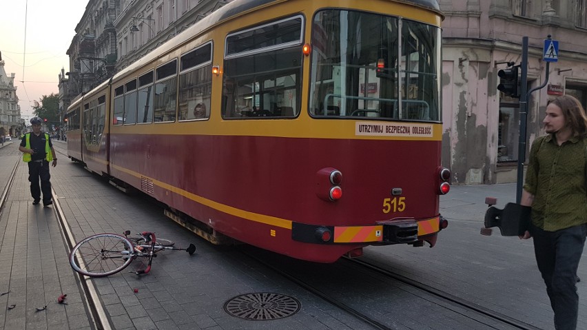Rowerzysta wjechał w tramwaj na Piotrkowskiej w Łodzi