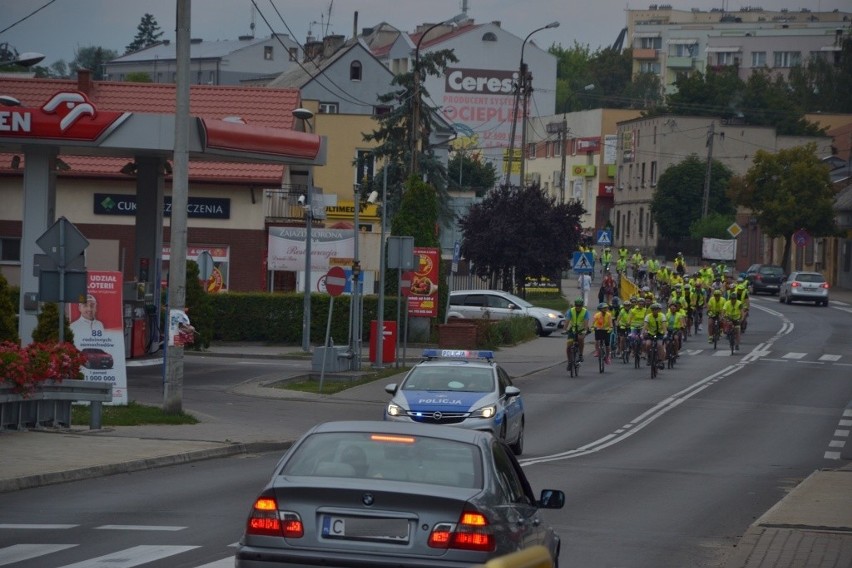 Pielgrzymka rowerowa z Elbląga zawitała do Lipna. Ulicami miasta przejechało na rowerach ponad 130 pątników [zdjęcia]