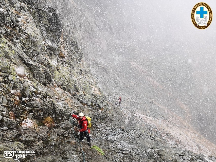 Tatry. Spędzili noc w górach, zaskoczyła ich pogoda. Nie mogli sami zejść ze szczytów 