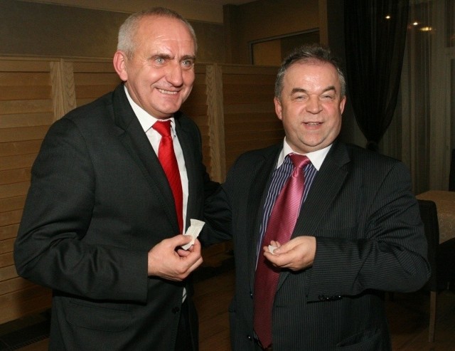 Spokojnych świąt i udanego Euro 2012 życzą sobie Mirosław Malinowski (z lewej) prezes Świętokrzyskiego Związku Piłki Nożnej i Stanisław Bobkiewicz, wiceprzewodniczący Komisji Rewizyjnej  Polskiego Związku Piłki Nożnej.