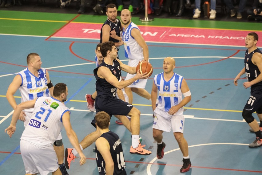 R8 Basket zdemolował zespół z Olsztyna