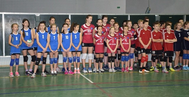 Uczestnicy turnieju finałowego festiwalu mini-siatkówki, który rozegrany został w Stąporkowie