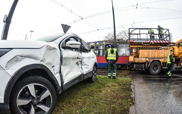 Jak informuje zarząd dróg miejskich i komunikacji publicznej, na liniach tramwajowych nr: 2,3,4,5,6,8,10 mogą wystąpić opóźnienia. Czytelnicy informują nas z kolei, że tramwaje w ogóle omijają rondo Jagiellonów i są kierowane w stronę ulicy Wyścigowej. Niemal wszystkie linie kursują objazdami.W okolicach ronda Jagiellonów panują spore utrudnienia. Tramwaj blokuje część przejazdu na ulicy Jagiellońskiej w stronę dworca autobusowego.Pogoda na weekend