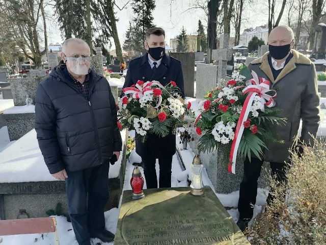 W samo południe  kwiaty i znicz na mogile uczestnika Powstania Styczniowego por. Ignacego Marynowskiego na Cmentarzu Katedralnym  w Sandomierzu złożyli: od lewej  Tomasz Huk, przewodniczący Rady Powiatu Sandomierskiego, Marcin Marzec burmistrz Sandomierza, wicestarosta Wojciech Dzieciuch