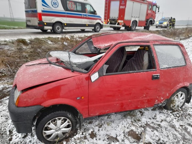 Dachowanie fiata na drodze powiatowej Poświętne - Brzozowo Chrzczony