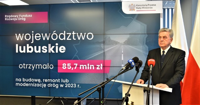 Listę dróg, które otrzymały rządowe dofinansowanie przedstawiał wicewojewoda Wojciech Perczak.