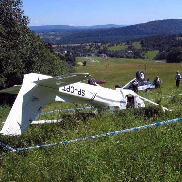 Lipiec 2006. Cessna rozbita podczas lądowania awaryjnego.