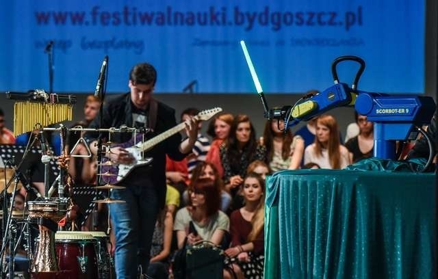 FESTIWAL NAUKI INAUGURACJATEATR POLSKI ROBOT DYRYGUJE MGR.ZBIGNIEW SZCZEPAŃSKI