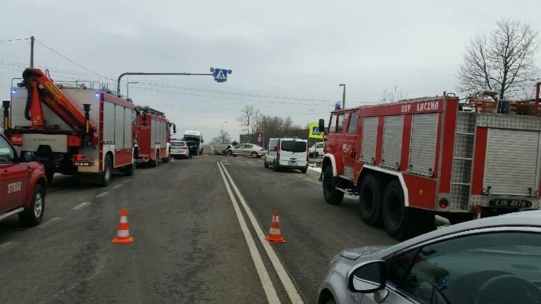 Uwaga wypadek w gminie Łączna. Zderzenie osobówki z kursowym busem, pięć osób rannych w tym dziecko!