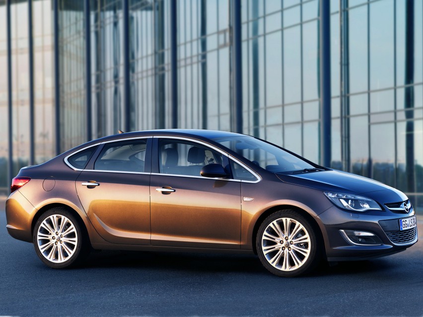 Opel Astra sedan 2011...