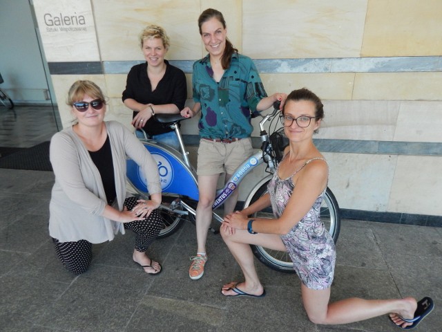 Od lewej: Natalia Krawczyk, kuratorka projektu oraz Laura Pawela, Lisa Bergmann i Nina Adelajda Olczak, artystki goszczące w Opolu przed wyprawą rowerową po Opolszczyźnie.