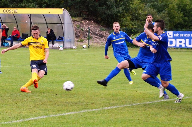 Marek Mizia (w żółtej koszulce), mimo rozpaczliwej postawy defensorów Podhala, strzela dla Trzebini drugiego gola. Ostatecznie derby Małopolski w III lidze piłkarskiej (grupa IV), rozegrane w Trzebini, zakończyły się ostatecznie wygraną gospodarzy 4:1.