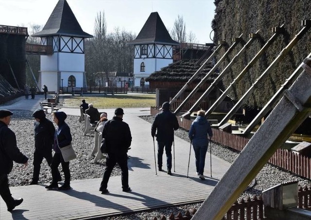 Opłatę uzdrowiskową pobiera się od osób fizycznych przebywających dłużej niż dobę w celach zdrowotnych, turystycznych, wypoczynkowych lub szkoleniowych