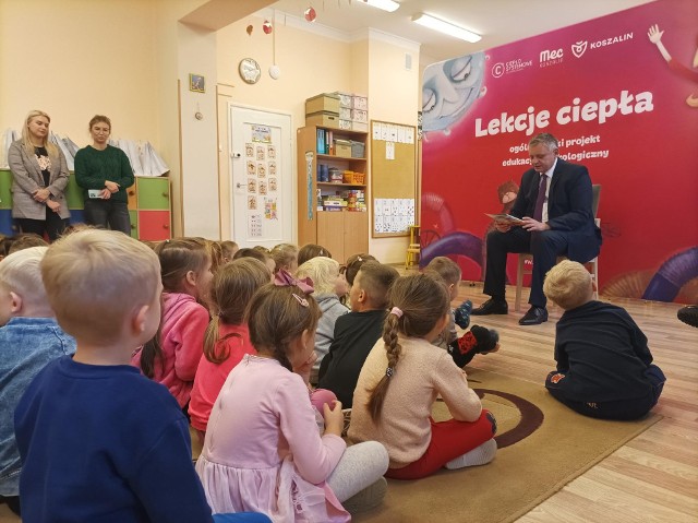 Prezydent Koszalina Piotr Jedliński czytał przedszkolakom bajkę edukacyjną.