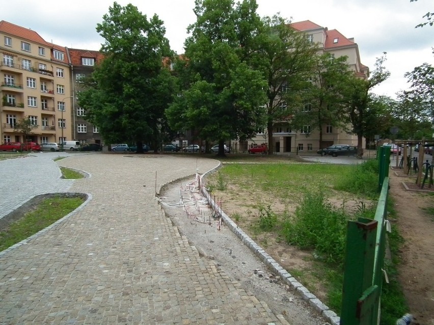 Plac Asnyka w Poznaniu: Bruk jednak nie zniknął