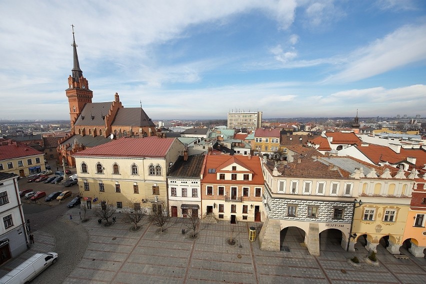 Wieża na tarnowskim ratuszu. Obchodząc wkoło można obejrzeć...