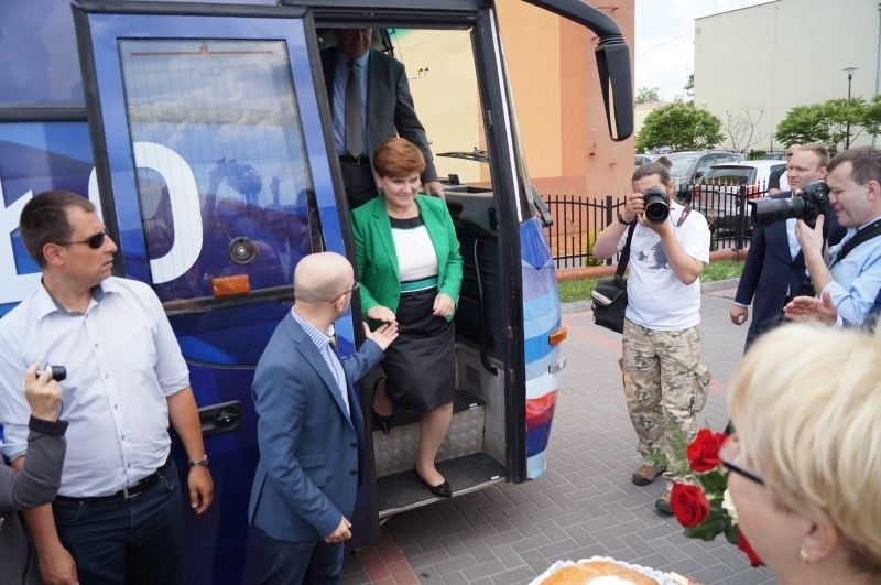 Beata Szydło przyjechała do Karniewa szydłobusem.