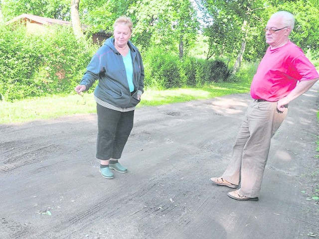 Jolanta i Maciej Marciszewscy spędzają w Cybulinie dużą część roku, podobnie jak siedem innych rodzin. Ale jest kilka takich, które mieszkają tu na stałe.  I ich chyba szkoda najbardziej, bo przez tor przeszkód muszą się przedzierać cały rok