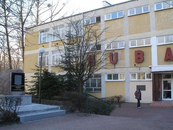 W Zespole Szkół Zawodowych imienia majora Henryka Dobrzańskiego „Hubala” w Radomiu zachorował jeden z pracowników. Pięć klas jest na kwarantannie.