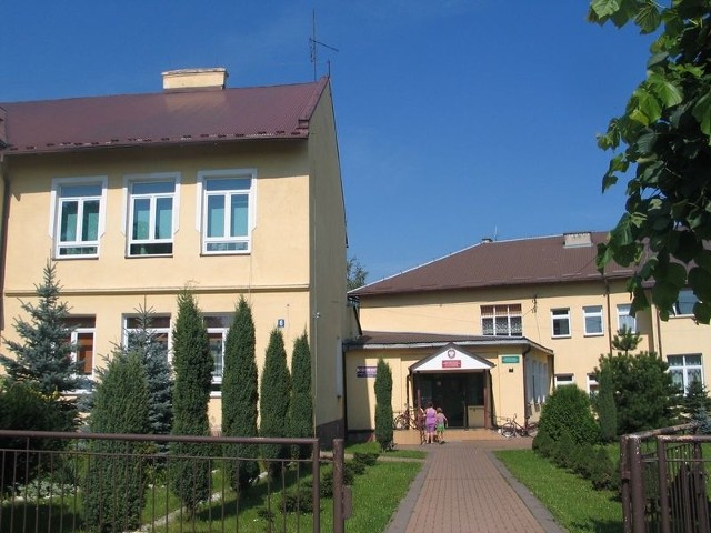 Po zawieszeniu liceum przez Radę Powiatu Tarnobrzeskiego, szkoła została wpisana w struktury Zespołu Szkół i Placówek w Baranowie Sandomierskim, i tym samym przeszła pod skrzydła gminnego samorządu