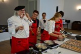 Kurt Scheller w pałacu w Orli poprowadził warsztaty kulinarne dla pań z kół gospodyń wiejskich [ZDJĘCIA]