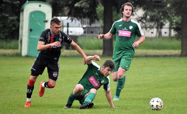 Klasa okręgowa Oświęcim: Skawa Wadowice - Nadwiślanin Gromiec 1:1. Na zdjęciu: Kamil Piegzik (klęczy) miał piłkę meczową i mógł zapewnić zwycięstwo ekipie z Gromca.