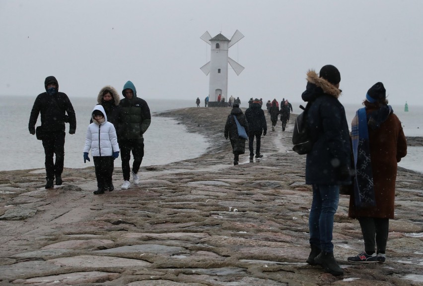 Tłumy spacerowiczów w Świnoujściu opatuleni w kurtki, czapki...