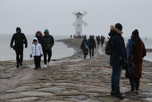 Tłumy spacerowiczów w Świnoujściu opatuleni w kurtki, czapki i ciepłe szaliki.