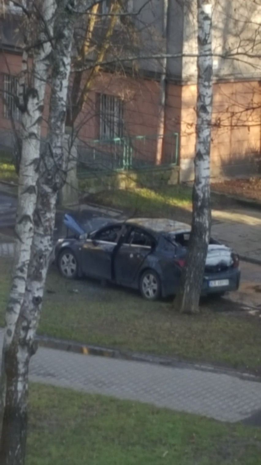 Kraków. Pożar samochodu na osiedlu Willowym w Nowej Hucie