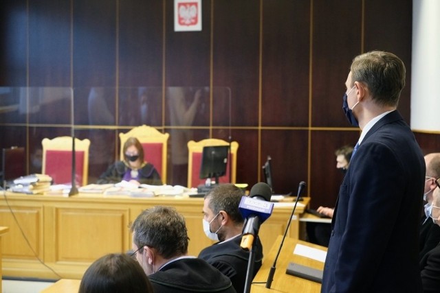 Przemysław Kusik, były już naczelnik poznańskiej drogówki stanął przed sądem. Na ławie oskarżonych zasiedli także trzej inni policjanci