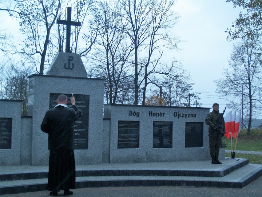 Odsłonięcie pomnika w Pasiekach. Na skwerze stanął pomnik Niepodległości i Chwały. 18.11.2022