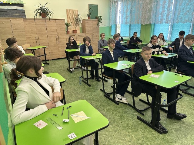 Zdjęcia z egzaminu ósmoklasisty z matematyki w Szkole Podstawowej nr 7 w Zielonej Górze - maj 2023