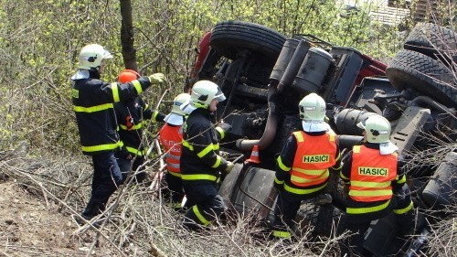 Wypadek polskiego tira w Czeskim Cieszynie. Zjechał ze zbocza i się przewrócił [ZDJĘCIA]