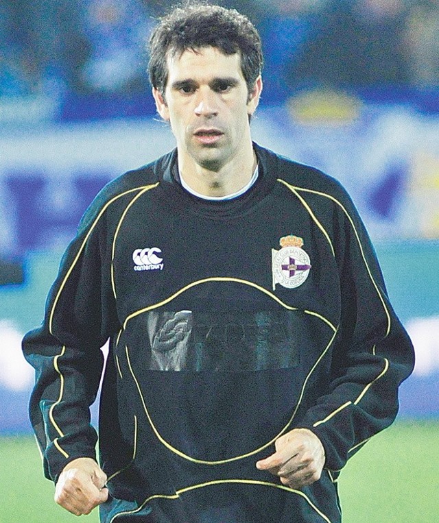 Juan Carlos Valeron ma 33 lata, rozgrywający. Debiutował w Las Palmas. Kluby: RCD Mallorca (w 1997 r. wybrany odkryciem roku Primera Division), Atletico Madryt (1998-99), Deportivo La Coruna (od 2000, w latach 2001-02 wicemistrzostwo Hiszpanii). Debiut w reprezentacji w 1998 r. w meczu z Włochami. W sumie zagrał w narodowych barwach 46 spotkań i strzelił pięć goli. Uczestnik mistrzostw Europy 2000 oraz 2004 i mistrzostw świata 2002.