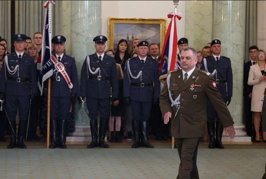Oficerowie Wojska Polskiego z nominacjami generalskimi. Wręczył je prezydent