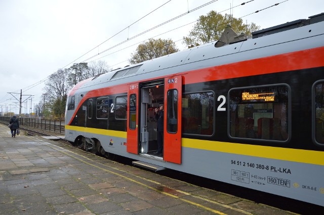 Komunikacja miejska kuleje, znikają kolejne linie tramwajowe, a zapowiadana od blisko trzech lat budowa „łódzkiego metra“, czyli tunelu pod miastem jak nie ruszyła, tak nie rusza. Jest jednak szansa, że nie wszyscy zostaniemy skazani na stanie w korkach i jazdę własnym samochodem po zatłoczonym do granic możliwości mieście. Coraz więcej Łodzian i mieszkańców ościennych miejscowości przesiada się do pociągów Łódzkiej Kolei Aglomeracyjnej. Notuje ona największe w Polsce przyrosty liczby pasażerów, rozwija system swoich połączeń, przybywa też w ŁKA nowoczesnego taboru.Czytaj więcej na następnej stronie