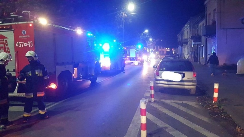 Pożar w Grójcu. Strażacy z Grójca uratowali dwuletnie dziecko z płonącego mieszkania. Poszkodowane są trzy osoby