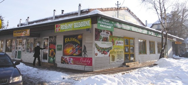 Siding i krzykliwe reklamy przykrywają przedwojenny wygląd hali targowej przy ulicy Słonimskiej. Właściciel chce, by odzyskała swój stary urok.