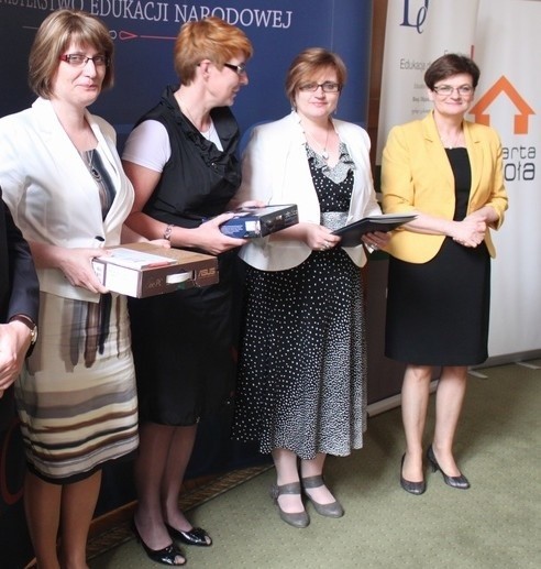   Jolanta Zalewska, Iwona Gralec i Teresa Gach z Mirca wraz z minister Edukacji Narodowej Krystyną Szumilas podczas spotkania w gmachu MEN.