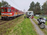 Wypadek w Bulowicach. Autobus zderzył się z pociągiem na niestrzeżonym przejeździe 