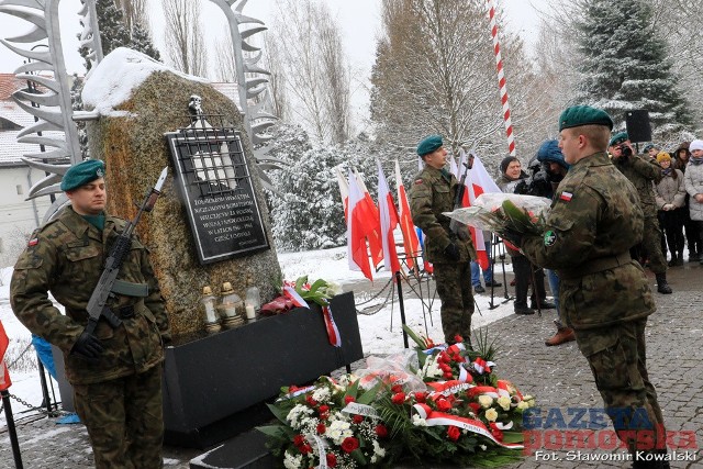 złożenie kwiatów u stóp pomnika Żołnierzy Wyklętych